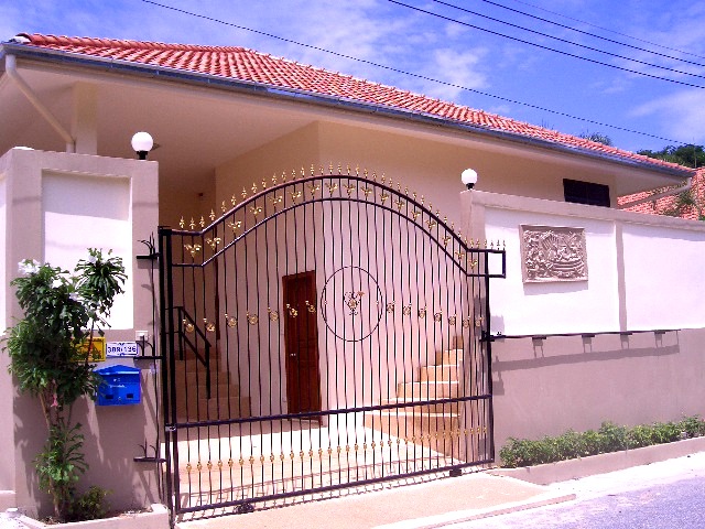 2 bedrooms house for rent in pratamnak hill  